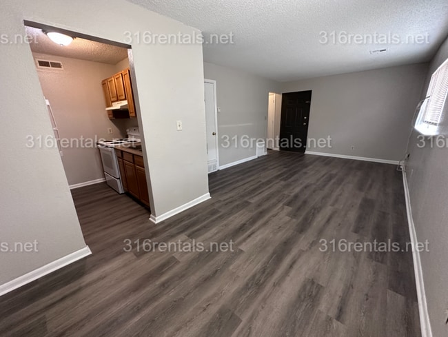 Building Photo - $745 - COMING SOON! SECTION 8/ Housing Voucher approved 3 bedroom / 1 bathroom Unit 1544-301
