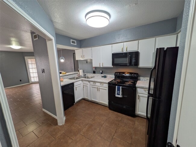 Building Photo - 12500 Sandpiper Dr Unit 109