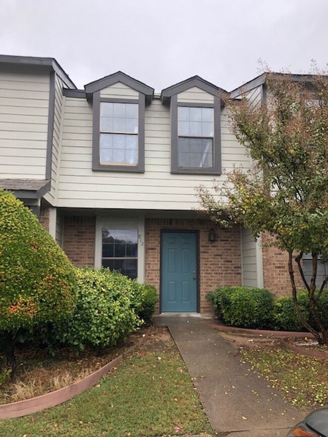 Building Photo - 2 BEDROOM CONDO BY UNT