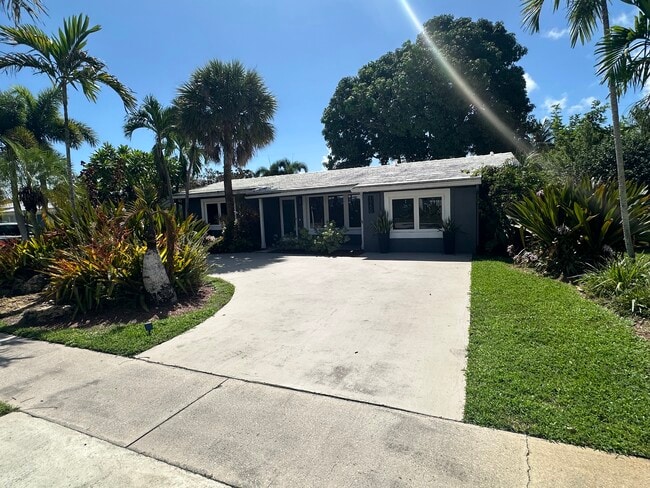 Building Photo - 1750 NE 40th St Rental