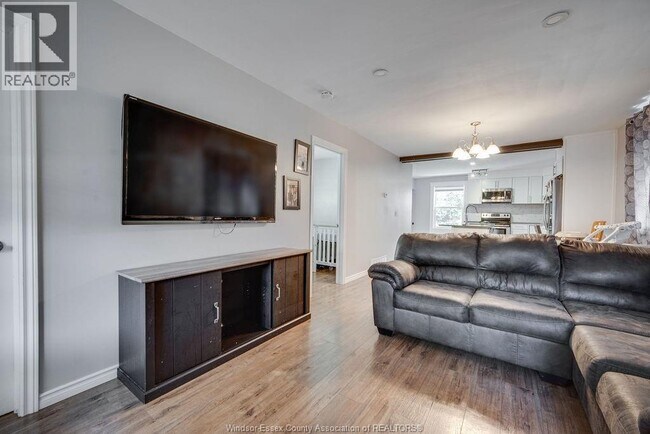 Photo - 1154 Gladstone Ave