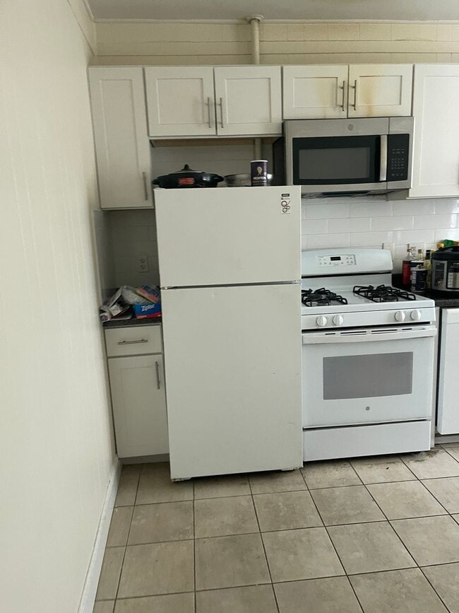 Photo - Nice sunny 2 bed , Big bedrooms with Heat and Hot water Inc  1 FREE MONTH RENT  Easy choice $883 ...