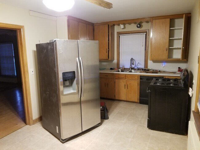 Kitchen - 2148 Ludington Ave