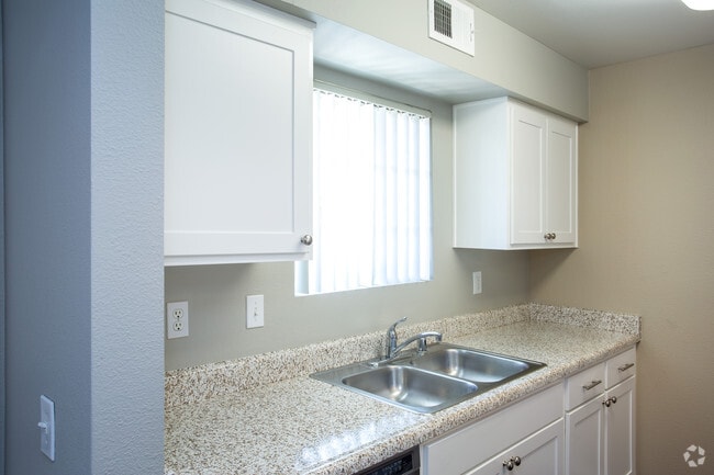 2 BR, 2 BA - 952 SF (Refurbished)