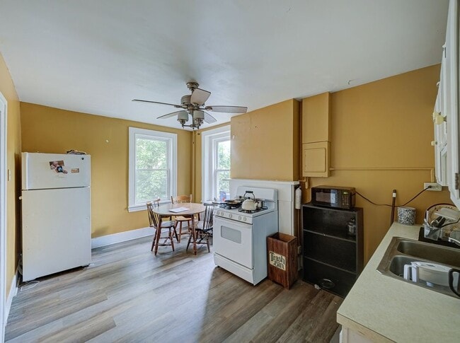 8 Trenton Ave Unit 2