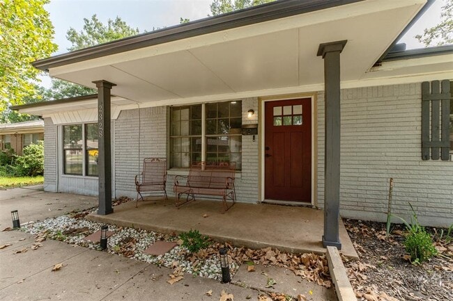 Photo - 2328 S Krowse Ave