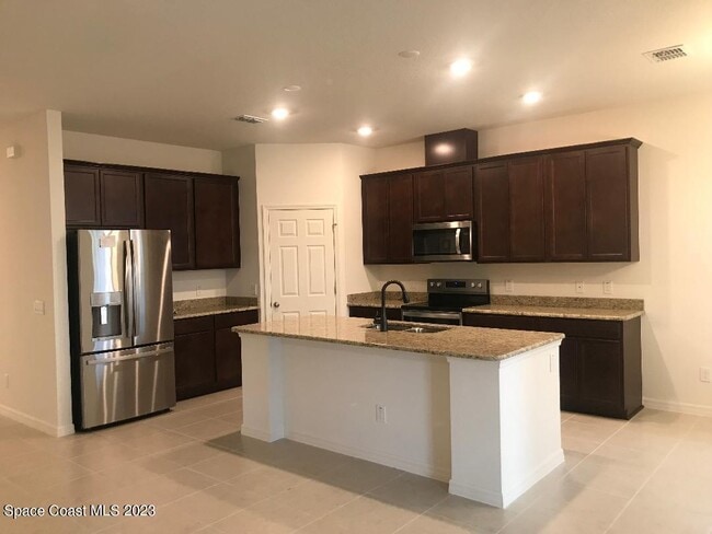 Photo - 750 August St SE