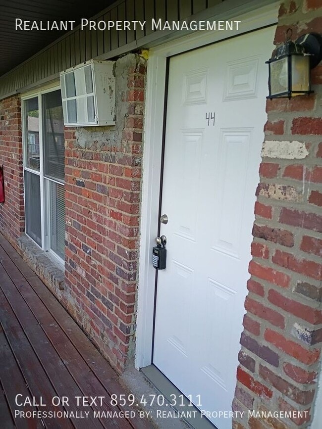 Building Photo - 2021 Cambridge Dr Unit 44