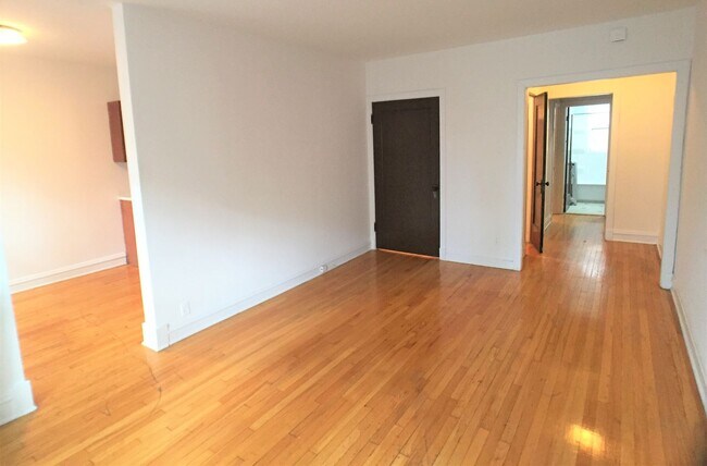 Photo - 1060 W Cornelia Ave Apartment Unit 2