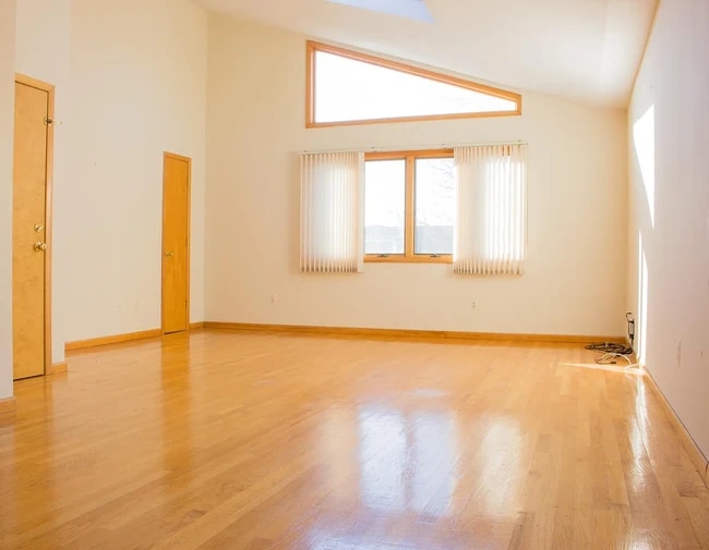 Building Photo - 185 Main St