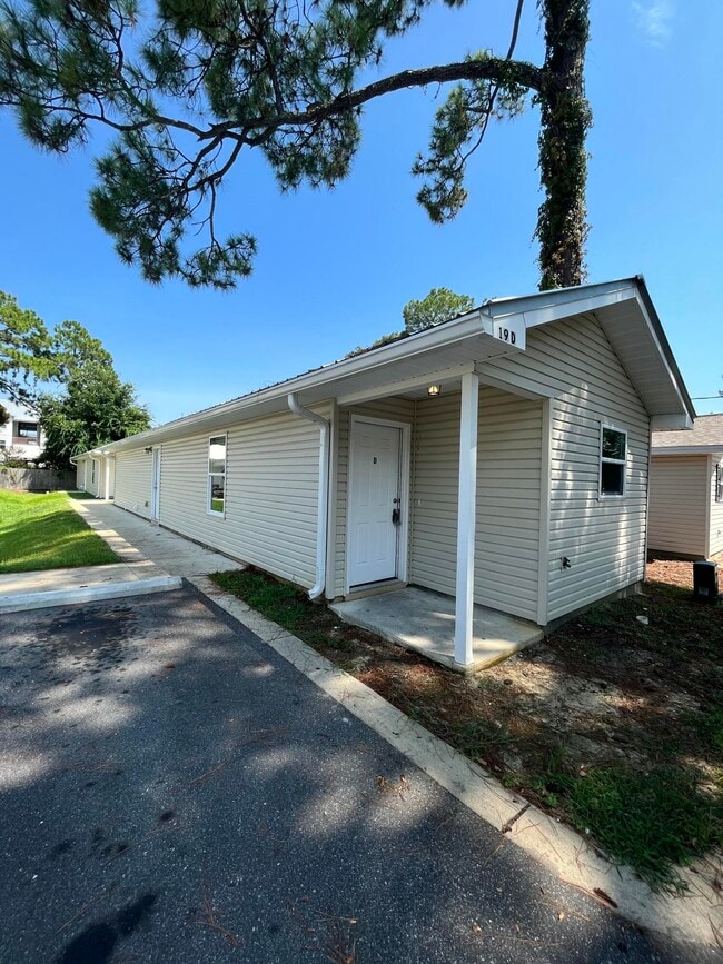 Building Photo - 19 Park Cir SE Unit A