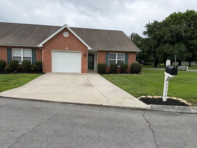 Building Photo - Knoxville 37918 - 2 bedroom, 2 bath Condo with attached 1-car garage - Contact Sharon Arnwine (86...