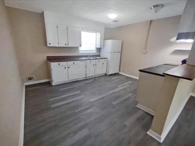 Building Photo - 7479 Westlake Dr Unit 2