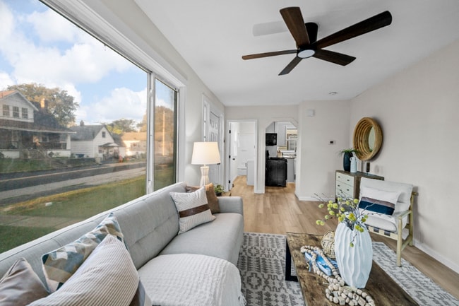 Photo - 135 E Loretta Ave