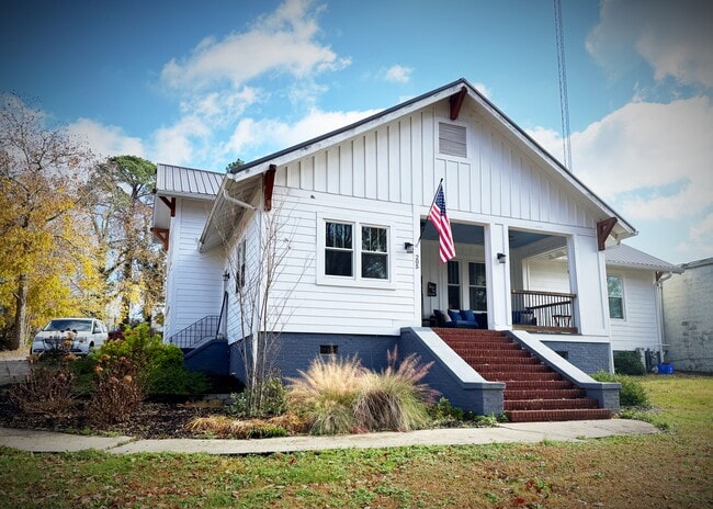 Building Photo - 205 Russell St