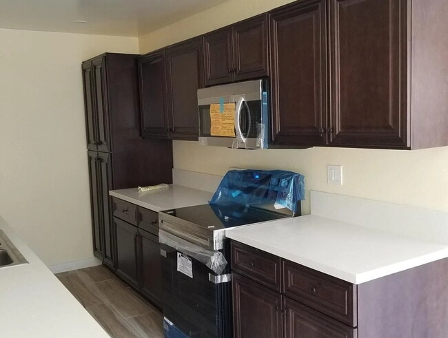 Building Photo - "Chic 2-Bed, 2-Bath Retreat in Prime Encino Location – 901 Sq Ft of Modern Comfort!"