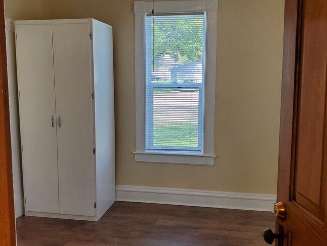 Photo - 108 3rd St W