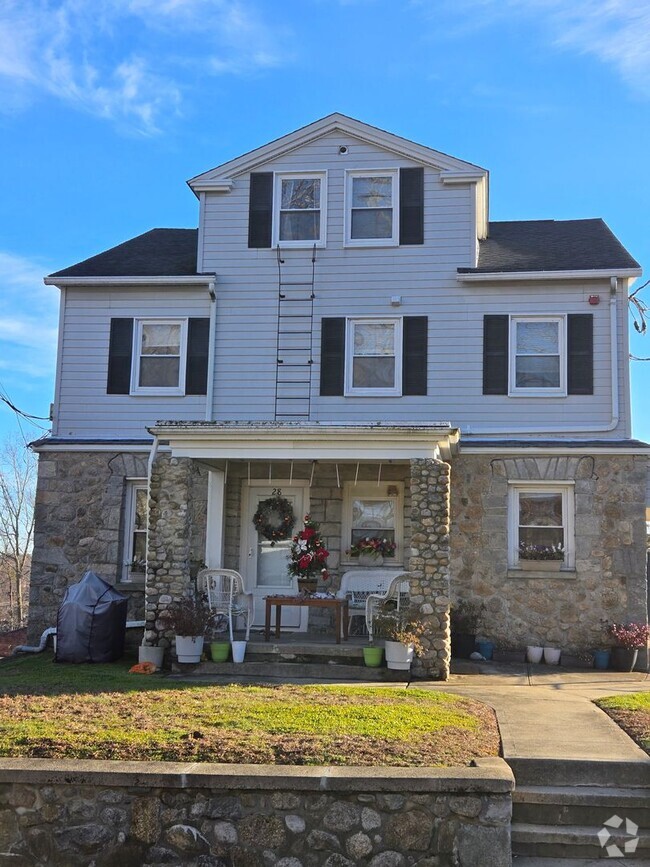 Building Photo - 26-30 Pawtuxet Terrace Unit 2nd Floor Rental