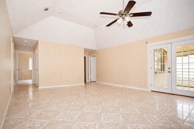 Photo - 6318 Crakston St