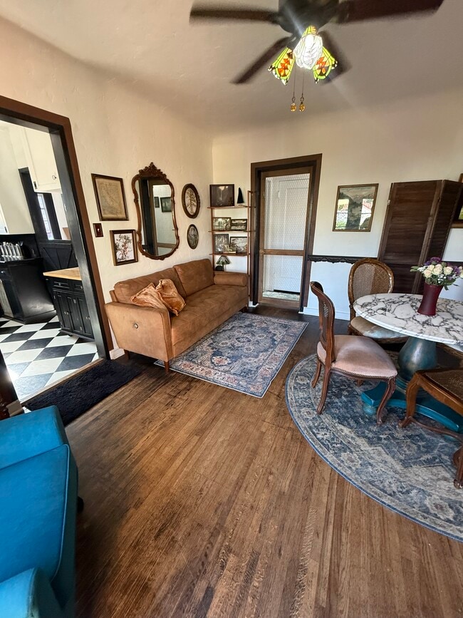 Sala de estar - 302 E Vince St