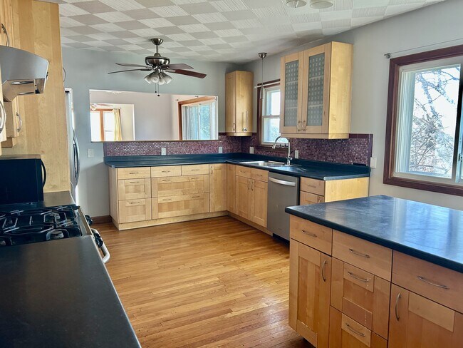 Building Photo - 85 Gladstone St Unit 3