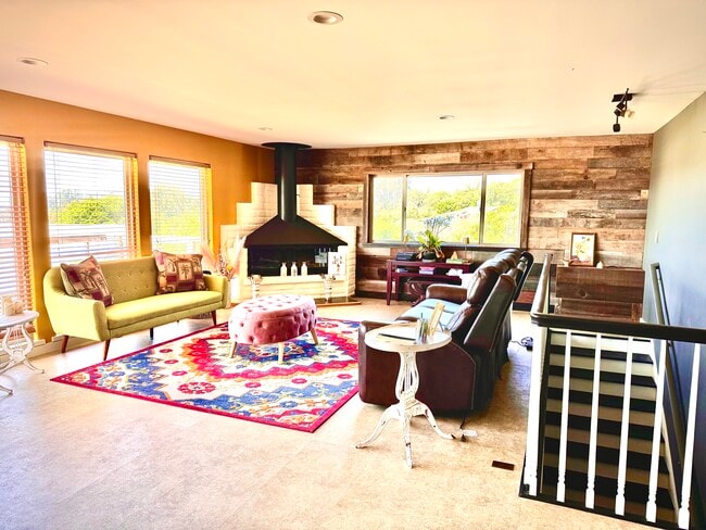 Photo - 407 Hecker Pass Rd