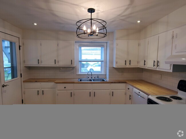 Building Photo - 658 Grand St Unit Apt 102