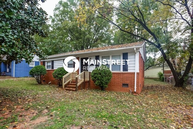 Photo - 3 Bedroom Pet-Friendly Home in Charlotte, NC with Main Street Renewal