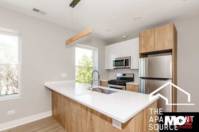 Photo - 1857 N Whipple St Unidad 2A