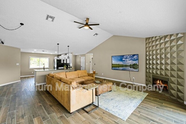 Photo - 485 Lakeshore Dr