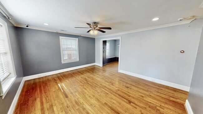 Photo - 2014 Roslyn Ave