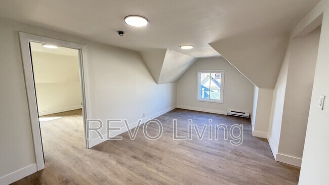 Photo - 4587-4587 Ryerson Crescent Unit 3