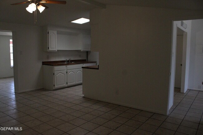 Photo - 5124 Edmonton Ave