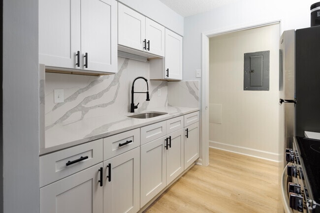 1BR, 1BA - 900 – 950SF - Kitchen