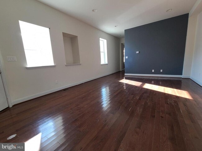 Building Photo - 250 S Washington St