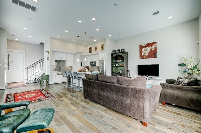 Photo - 806 Thornton Rd