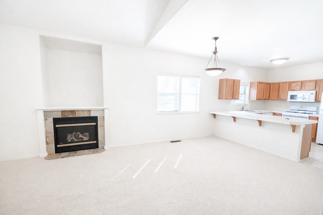 Photo - Beautiful 2x2.5 townhouse in NW Crossing!