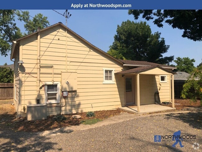 Building Photo - Nice cottage style home - 2 bed 1 bath