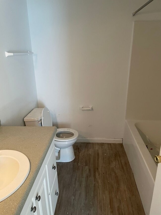 Building Photo - Recently renovated 3/2 on Balkin Rd