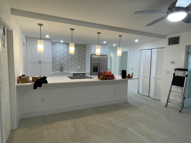 Building Photo - 316 SE 1st St Unit 4