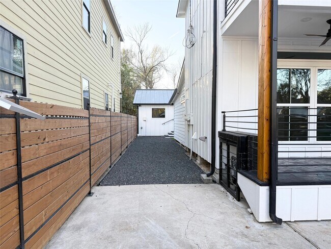 Photo - 1617 Common St