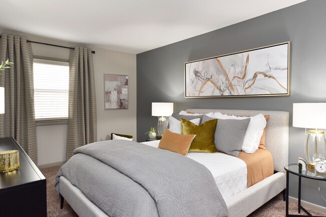 Experimente la serenidad en este dormitorio elegantemente diseñado, donde la comodidad se combina con el estilo. - Edison at Meridian Hills
