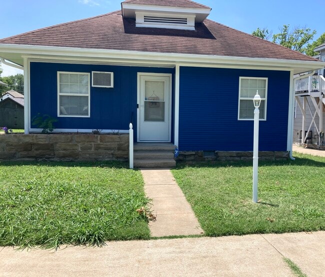 Building Photo - 211 E Will Rogers Blvd