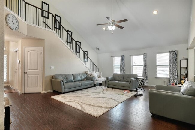 Photo - 413 Alsatian Ln