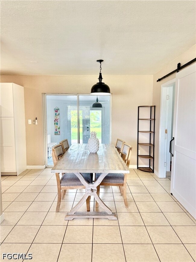 Photo - 7313 Lobelia Rd
