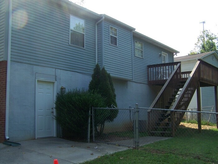 Photo - 3 bed, 2 1/2 bath, 2 car garage w/ hardwoo...