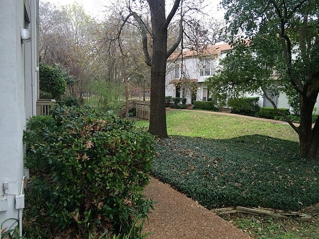 Building Photo - 2100 Tanglewilde St Unit 489