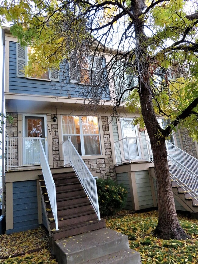 $2,670.95 with $500 Off the first month's rent, 3 Beds - 3 Baths, Townhouse in Lakewood with Cent...