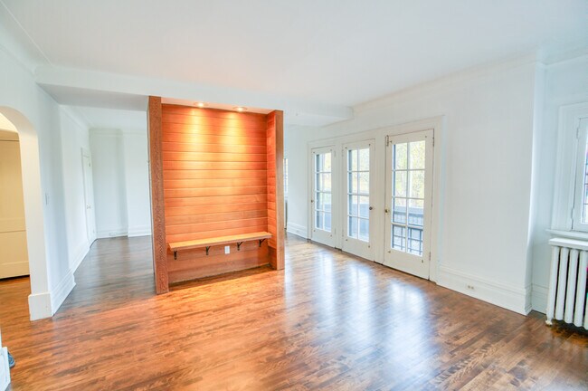 Living room w/ feature wall - 8 Range Rd Unit 1