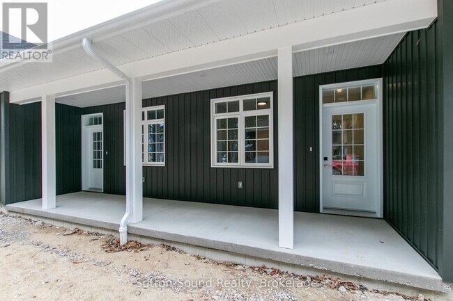 Photo - 202 Queen St W